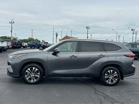 Used 2021 Toyota Highlander XLE AWD/4WD image 1
