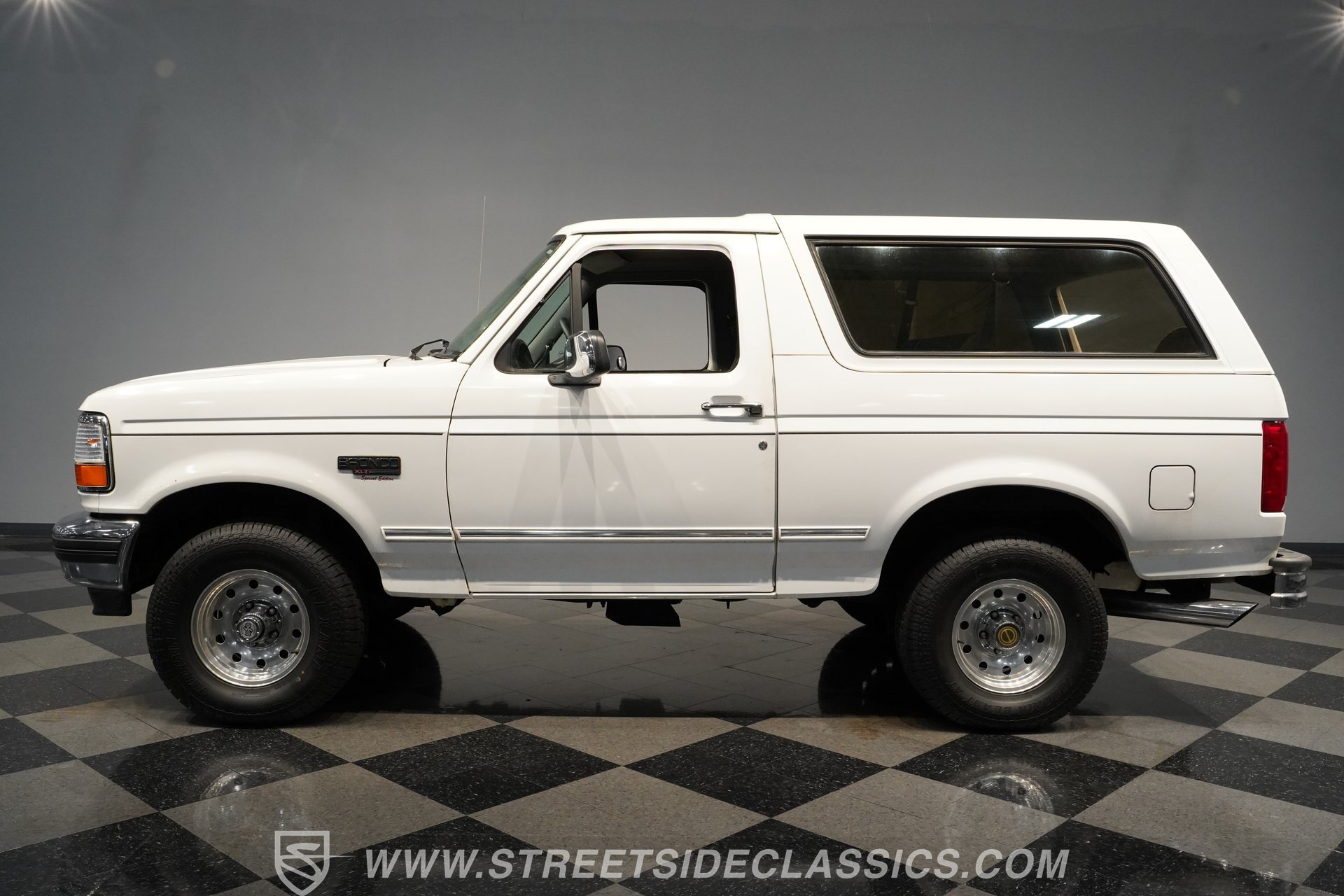 Used 1995 Ford Bronco XLT AWD/4WD image 2