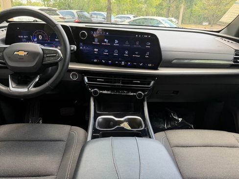 Used 2025 Chevrolet Traverse LT FWD image 14