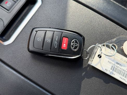Certified 2024 Toyota Highlander XLE image 31