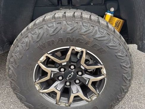 Used 2024 Chevrolet Colorado ZR2 w/ ZR2 Convenience Package III AWD/4WD image 2