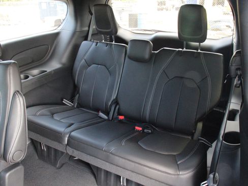 New 2026 Chrysler Pacifica Select FWD image 22