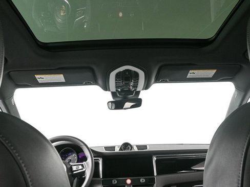 Certified 2025 Porsche Macan image 20