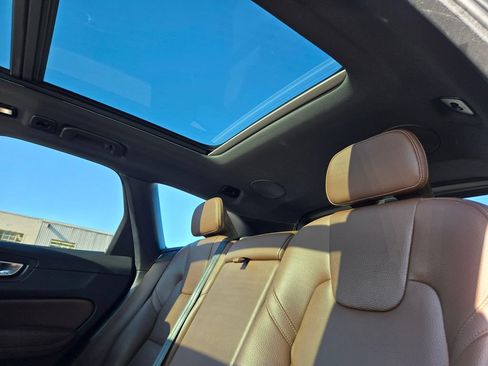 Used 2022 Volvo XC60 B5 Momentum w/ Advanced Package AWD/4WD image 18