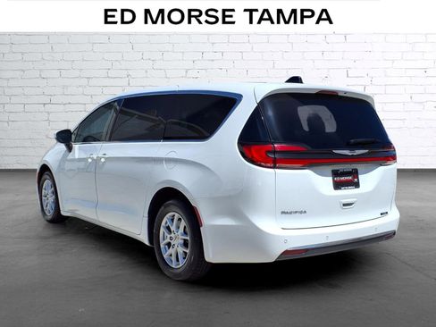 Used 2023 Chrysler Pacifica Touring-L image 3