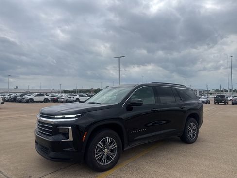 Used 2025 Chevrolet Traverse LT image 8