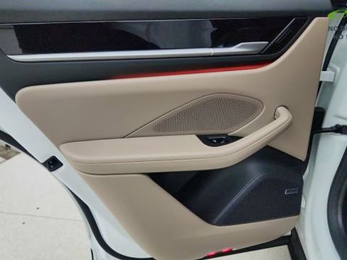 Used 2025 Porsche Macan Electric RWD image 32