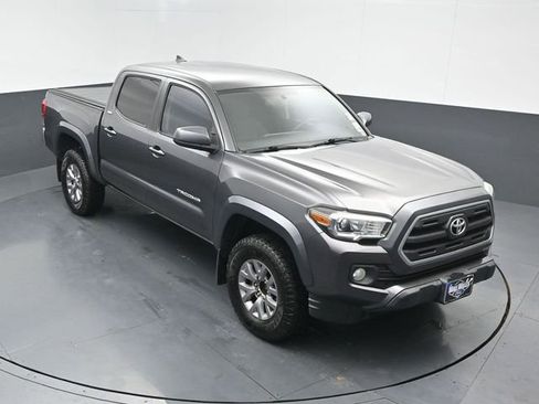 Used 2017 Toyota Tacoma SR5 image 9