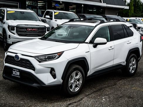 Used 2021 Toyota RAV4 XLE w/ XLE Grade Weather Package AWD/4WD image 4