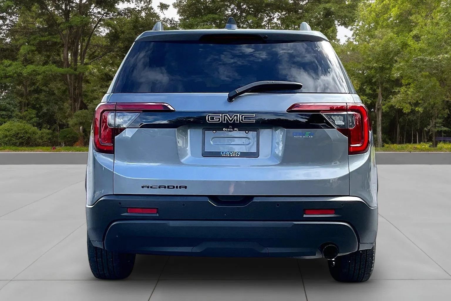 Used 2021 GMC Acadia SLE w/ Driver Convenience Package FWD image 4