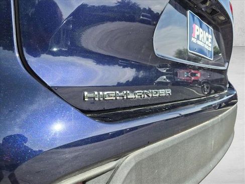 Used 2022 Toyota Highlander XLE FWD image 12