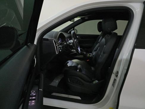 Used 2023 Porsche Cayenne image 3