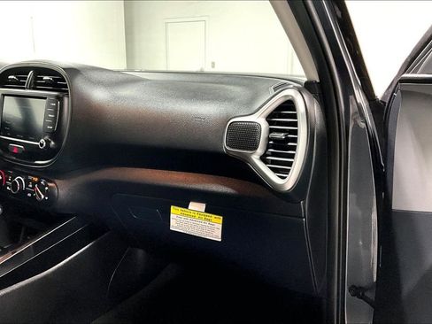 Used 2025 Kia Soul LX image 19