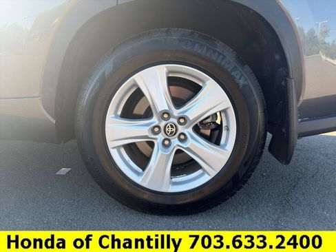 Used 2023 Toyota Highlander LE AWD/4WD image 28