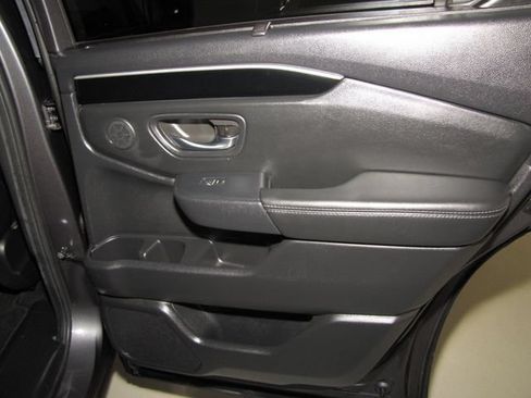 Used 2025 Honda Pilot EX-L image 18