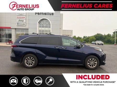 Used 2022 Toyota Sienna XLE w/ XLE Plus Package AWD/4WD image 2