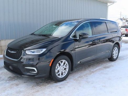 Used 2024 Chrysler Pacifica Touring-L image 8