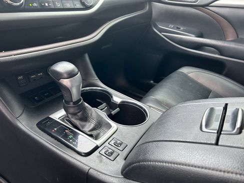 Used 2019 Toyota Highlander XLE FWD image 23