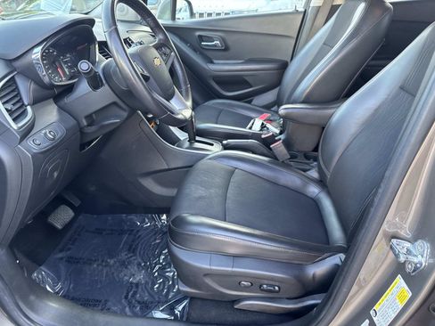 Used 2021 Chevrolet Trax LT w/ LT Convenience Package FWD image 14
