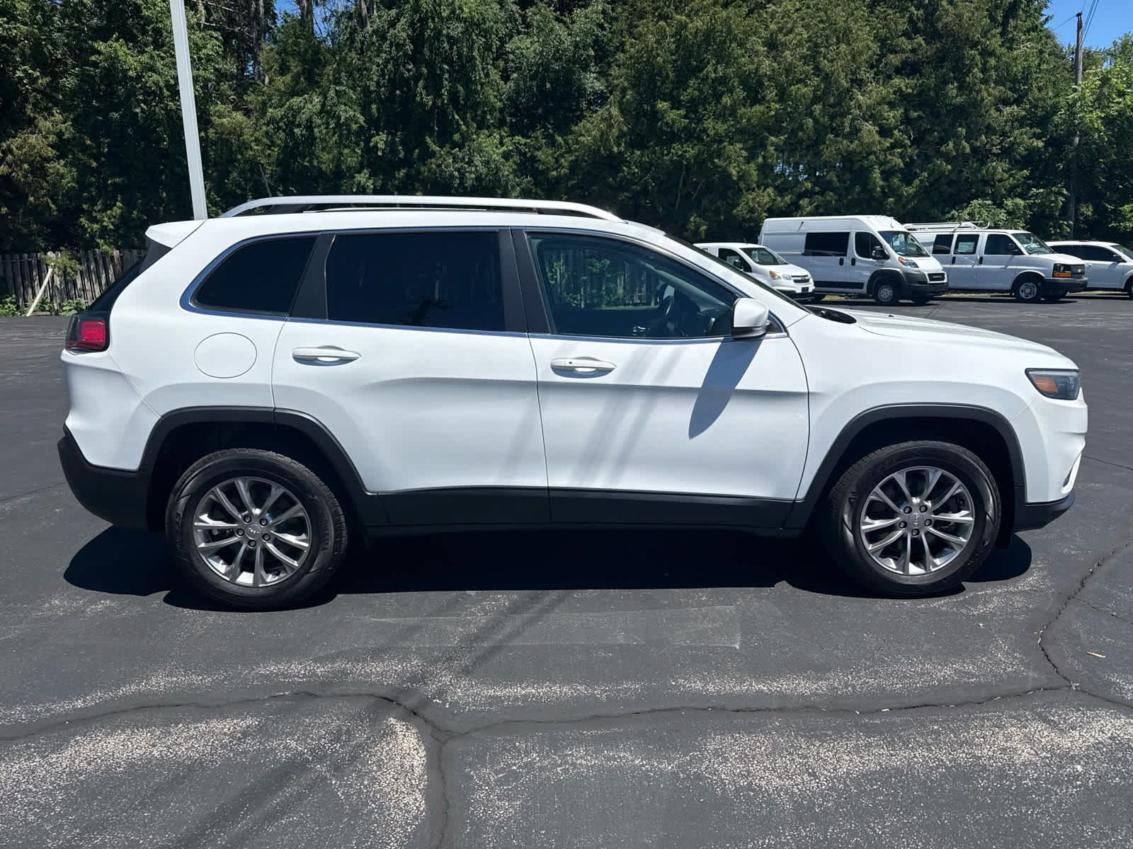 Used 2019 Jeep Cherokee Latitude Plus w/ Comfort/Convenience Group AWD/4WD image 2