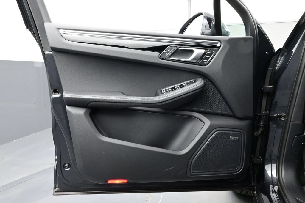 Certified 2025 Porsche Macan AWD/4WD image 7