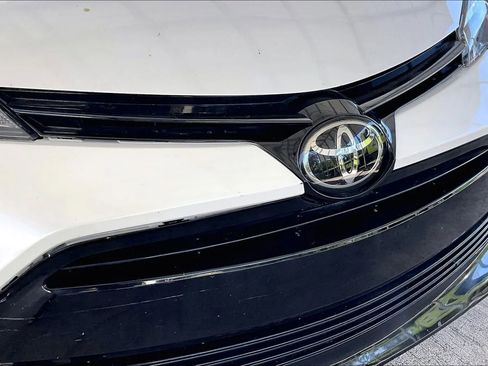 Used 2018 Toyota Corolla LE image 29