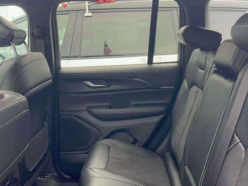 Used 2025 Jeep Grand Cherokee Altitude image 32