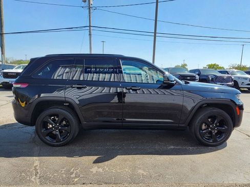 Used 2022 Jeep Grand Cherokee Altitude AWD/4WD image 6