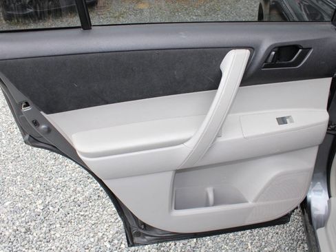 Used 2011 Toyota Highlander 4WD w/ Tow Pkg image 21