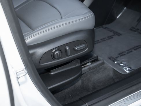 Used 2023 Buick Enclave Essence image 41