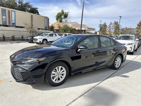 Used 2025 Toyota Camry LE image 3