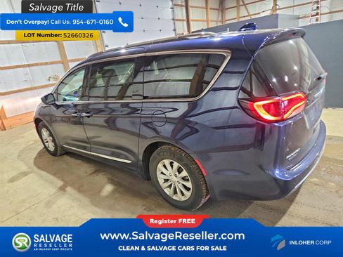 Used 2018 Chrysler Pacifica Touring-L FWD image 3