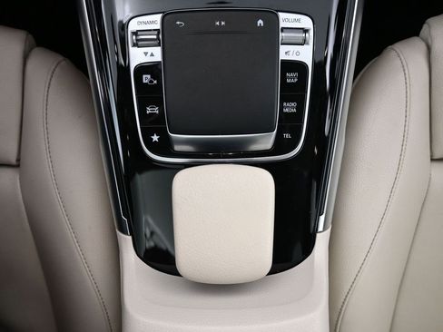 Used 2020 Mercedes-Benz GLB 250 4MATIC w/ Premium Package image 17