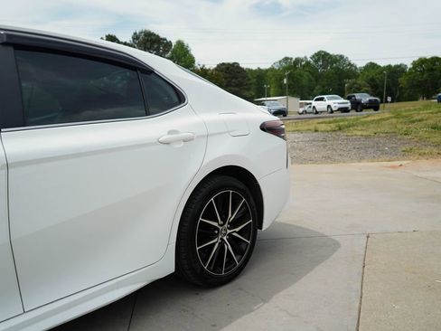 Used 2021 Toyota Camry SE image 16