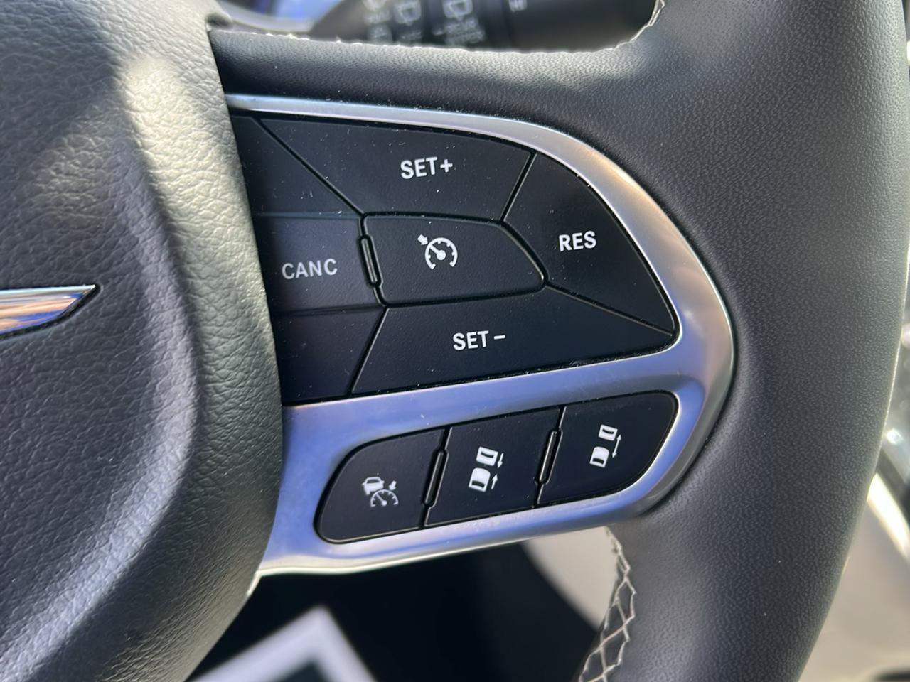 Used 2024 Chrysler Pacifica Touring-L FWD image 20
