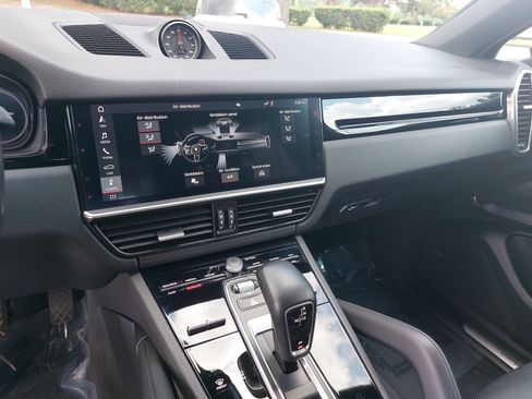 Used 2020 Porsche Cayenne AWD/4WD image 19