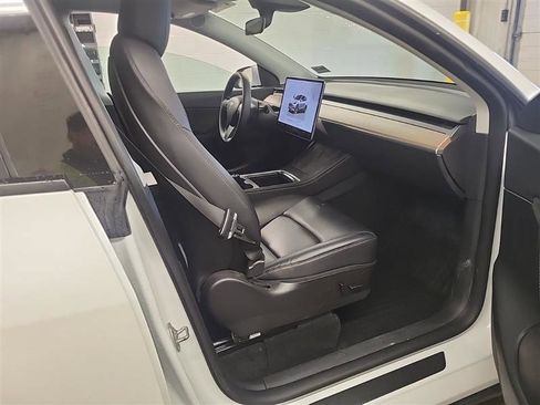 Used 2022 Tesla Model Y Long Range image 11