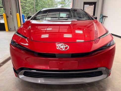 Used 2024 Toyota Prius XLE FWD image 3