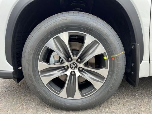 New 2026 Toyota Highlander XLE image 5