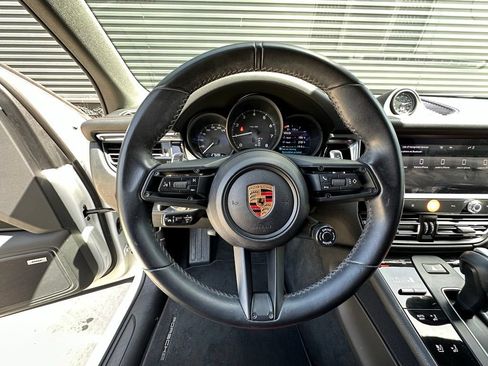 Certified 2024 Porsche Macan AWD/4WD image 23
