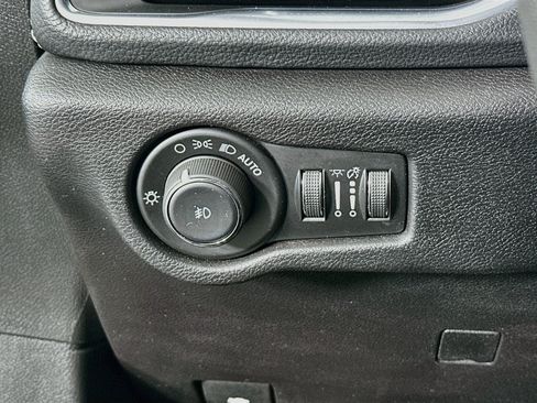 Used 2025 Chrysler Pacifica Limited FWD image 17