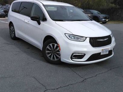 Used 2024 Chrysler Pacifica Select