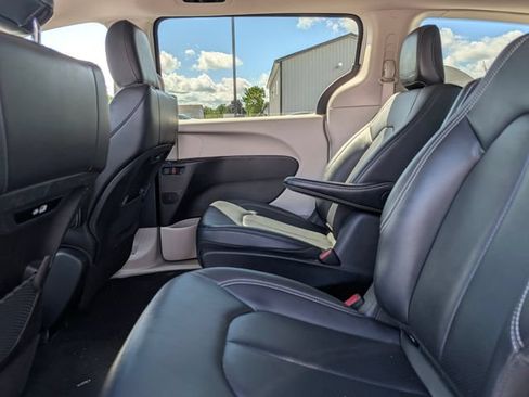 Used 2024 Chrysler Pacifica Limited FWD image 17
