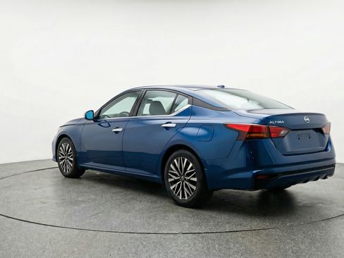Used 2025 Nissan Altima 2.5 SV FWD image 6
