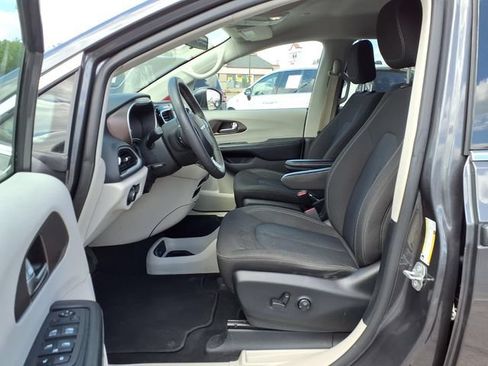 Used 2022 Chrysler Voyager LX FWD image 16