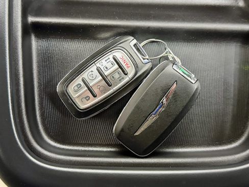 Used 2017 Chrysler Pacifica Touring-L w/ Tire & Wheel Group image 21