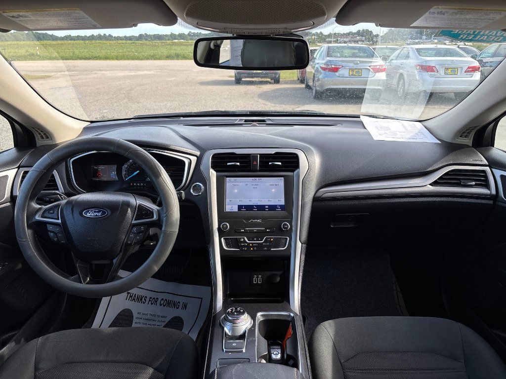 Used 2019 Ford Fusion SE FWD image 13