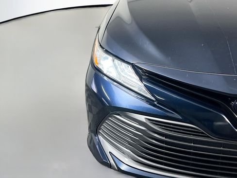 Used 2020 Toyota Camry XLE w/ Sunroof Package FWD image 11