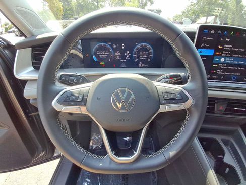 Used 2025 Volkswagen Tiguan SE AWD/4WD image 22