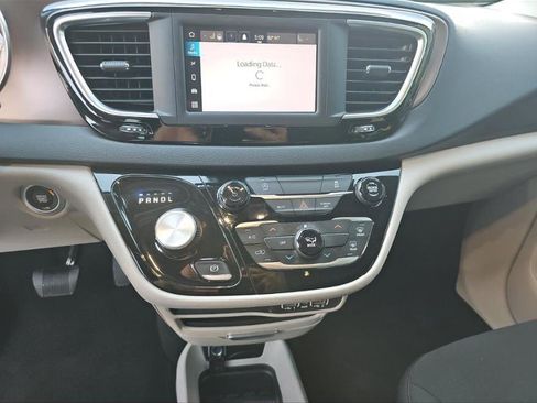 Used 2024 Chrysler Voyager LX image 4